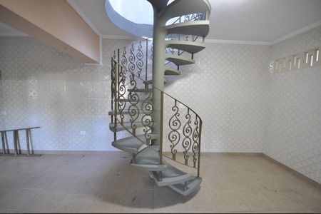 Casa para alugar com 370m², 4 quartos e 6 vagasEscada