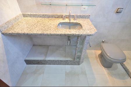 Casa para alugar com 370m², 4 quartos e 6 vagasBanheiro Social 1