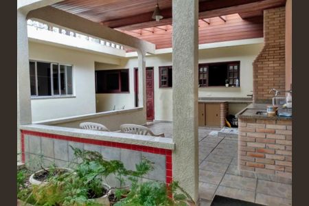 Casa à venda com 300m², 5 quartos e 2 vagas