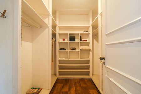 Casa de condomínio à venda com 600m², 4 quartos e 4 vagas Casa de condomínio à venda com 600m², 4 quartos e 4 vagasSuíte 2