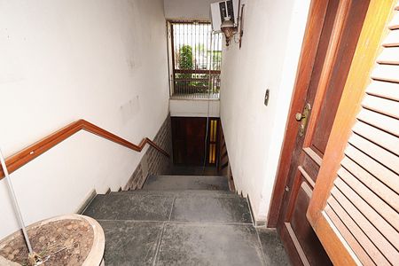 Casa para alugar com 412m², 4 quartos e 3 vagasEscada do Escritório