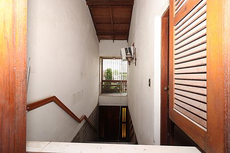 Casa para alugar com 412m², 4 quartos e 3 vagasEscada do Escritório