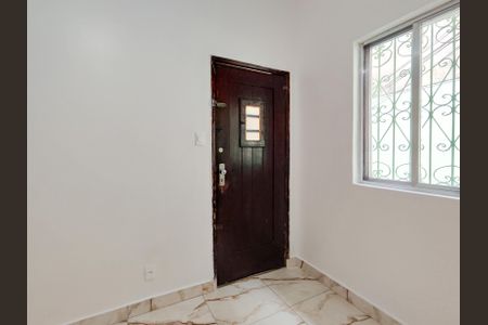 Entrada de casa para alugar com 2 quartos, 56m² em Benfica, Rio de Janeiro