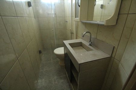 Banheiro de kitnet/studio para alugar com 1 quarto, 34m² em Taquara, Rio de Janeiro