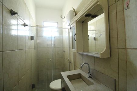 Banheiro de kitnet/studio para alugar com 1 quarto, 34m² em Taquara, Rio de Janeiro