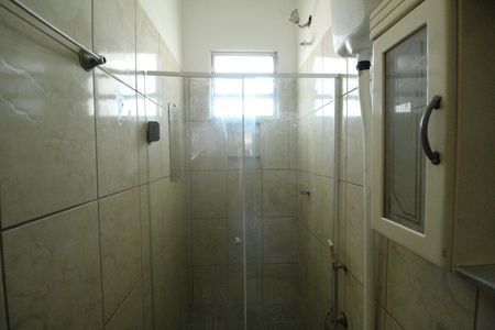 Banheiro de kitnet/studio para alugar com 1 quarto, 34m² em Taquara, Rio de Janeiro