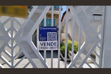 Casa à venda com 230m², 4 quartos e 4 vagas Casa à venda com 230m², 4 quartos e 4 vagasFachada