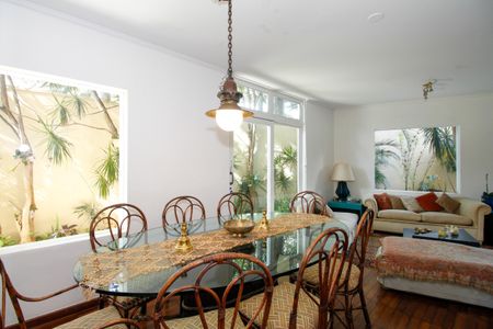 Casa à venda com 220m², 3 quartos e 3 vagas Casa à venda com 220m², 3 quartos e 3 vagasSala de Jantar