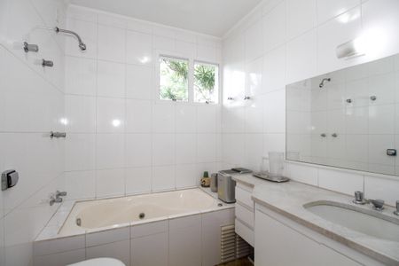 Casa à venda com 220m², 3 quartos e 3 vagas Casa à venda com 220m², 3 quartos e 3 vagasBanheiro da Suíte 3