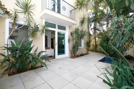 Casa à venda com 220m², 3 quartos e 3 vagas Casa à venda com 220m², 3 quartos e 3 vagasEntrada