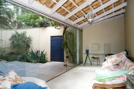 Casa à venda com 220m², 3 quartos e 3 vagas Casa à venda com 220m², 3 quartos e 3 vagasJardim de Inverno