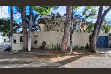 Casa à venda com 220m², 3 quartos e 3 vagas Casa à venda com 220m², 3 quartos e 3 vagasFachada