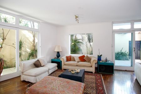 Sala  de casa à venda com 3 quartos, 220m² em Vila Madalena, São Paulo