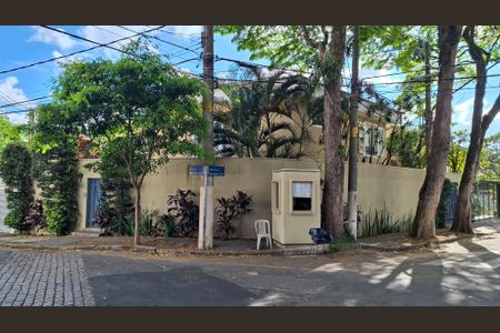 Casa à venda com 220m², 3 quartos e 3 vagas Casa à venda com 220m², 3 quartos e 3 vagasFachada