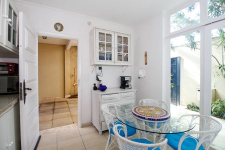 Casa à venda com 220m², 3 quartos e 3 vagas Casa à venda com 220m², 3 quartos e 3 vagasCopa