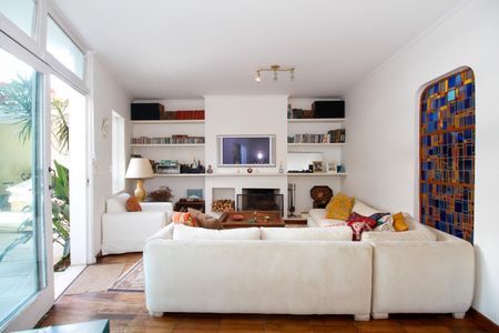 Casa à venda com 220m², 3 quartos e 3 vagas Casa à venda com 220m², 3 quartos e 3 vagasSala