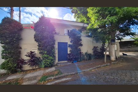 Casa à venda com 220m², 3 quartos e 3 vagas Casa à venda com 220m², 3 quartos e 3 vagasFachada