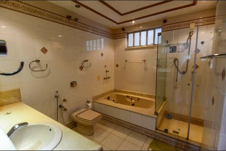 Casa à venda com 179m², 3 quartos e 3 vagas Casa à venda com 179m², 3 quartos e 3 vagasBanheiro da Suíte