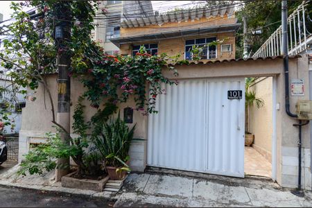 Casa à venda com 179m², 3 quartos e 3 vagas Casa à venda com 179m², 3 quartos e 3 vagasFachada