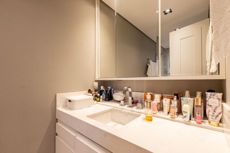 Apartamento à venda com 515m², 3 quartos e 6 vagas Apartamento à venda com 515m², 3 quartos e 6 vagasBanheiro da Suíte 1