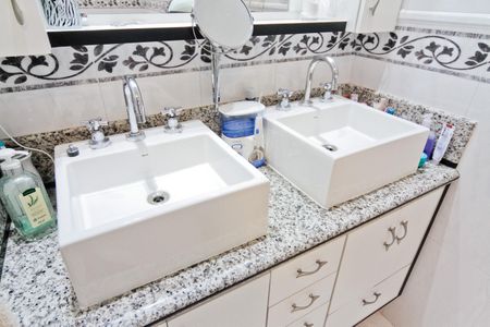 Casa à venda com 610m², 5 quartos e 10 vagas Casa à venda com 610m², 5 quartos e 10 vagasBanheiro da Suíte 2