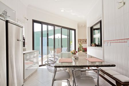 Casa à venda com 610m², 5 quartos e 10 vagas Casa à venda com 610m², 5 quartos e 10 vagasCozinha