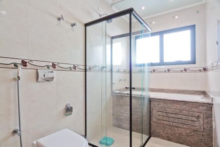 Casa à venda com 610m², 5 quartos e 10 vagas Casa à venda com 610m², 5 quartos e 10 vagasBanheiro da Suíte 4