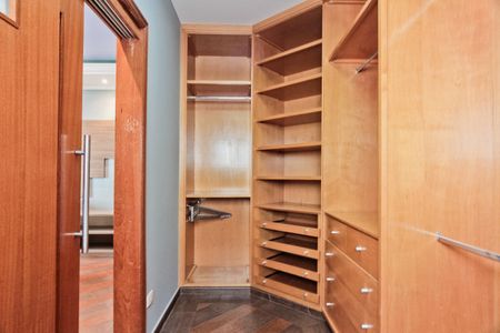 Casa à venda com 610m², 5 quartos e 10 vagas Casa à venda com 610m², 5 quartos e 10 vagasSuíte 4