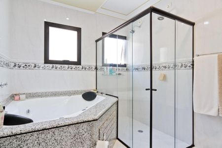 Casa à venda com 610m², 5 quartos e 10 vagas Casa à venda com 610m², 5 quartos e 10 vagasBanheiro da Suíte 2