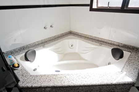 Casa à venda com 610m², 5 quartos e 10 vagas Casa à venda com 610m², 5 quartos e 10 vagasBanheiro da Suíte 1