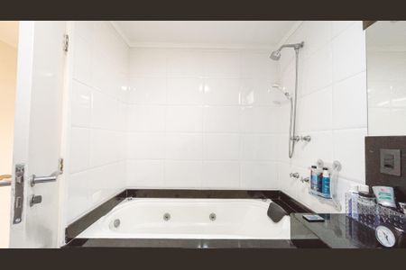 Apartamento para alugar com 197m², 4 quartos e 3 vagasBanheiro da Suíte