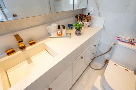 Apartamento à venda com 164m², 3 quartos e 4 vagas Apartamento à venda com 164m², 3 quartos e 4 vagasBanheiro da Suíte 1