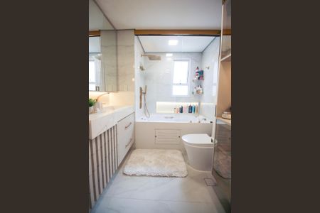 Apartamento à venda com 246m², 3 quartos e 4 vagasBanheiro da Suíte 1