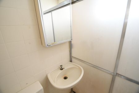 Banheiro de apartamento à venda com 1 quarto, 44m² em Centro, Campinas