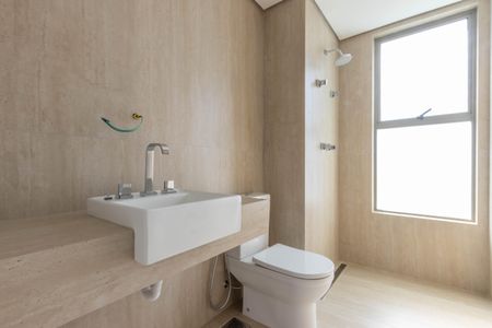 Apartamento à venda com 323m², 4 quartos e 4 vagas Apartamento à venda com 323m², 4 quartos e 4 vagasBanheiro da Suíte 1