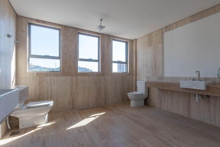 Apartamento à venda com 323m², 4 quartos e 4 vagasBanheiro da Suíte 1