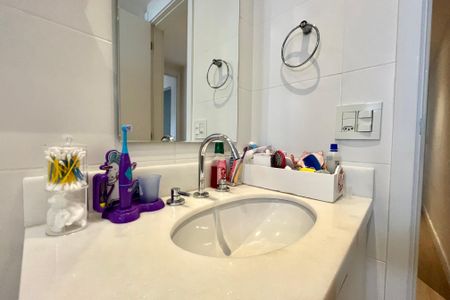 Apartamento à venda com 95m², 2 quartos e 2 vagas Apartamento à venda com 95m², 2 quartos e 2 vagasBanheiro Corredor