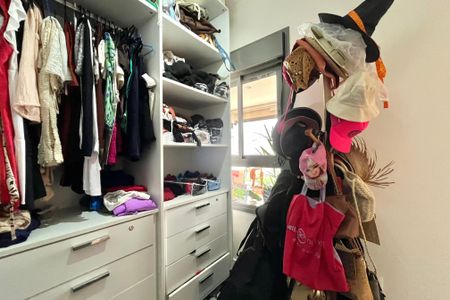 Apartamento à venda com 95m², 2 quartos e 2 vagas Apartamento à venda com 95m², 2 quartos e 2 vagasCloset da suíte