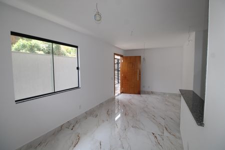 Sala de casa à venda com 3 quartos, 140m² em Taquara, Rio de Janeiro