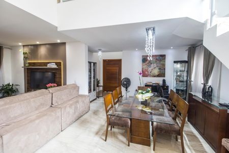 Casa de condomínio à venda com 224m², 3 quartos e 4 vagasSala