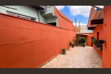 Casa à venda com 70m², 2 quartos e 2 vagasEntrada/Jardim