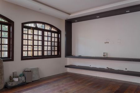 Casa à venda com 218m², 4 quartos e 6 vagas Casa à venda com 218m², 4 quartos e 6 vagasSala
