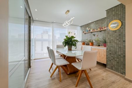 Apartamento à venda com 75m², 2 quartos e 2 vagasPersianas