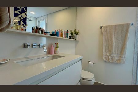 Apartamento à venda com 80m², 2 quartos e 2 vagas Apartamento à venda com 80m², 2 quartos e 2 vagasBanheiro da Suíte