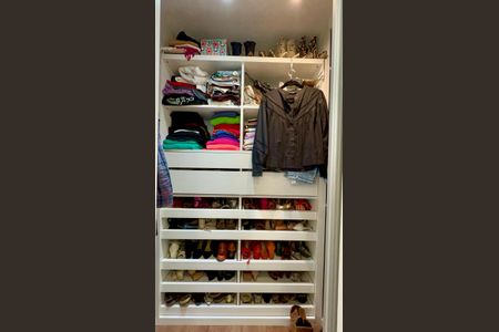Apartamento à venda com 80m², 2 quartos e 2 vagas Apartamento à venda com 80m², 2 quartos e 2 vagasCloset da suíte