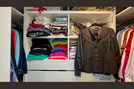 Apartamento à venda com 80m², 2 quartos e 2 vagas Apartamento à venda com 80m², 2 quartos e 2 vagasCloset da suíte