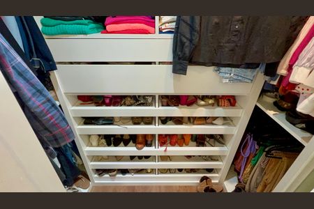 Apartamento à venda com 80m², 2 quartos e 2 vagas Apartamento à venda com 80m², 2 quartos e 2 vagasCloset da suíte
