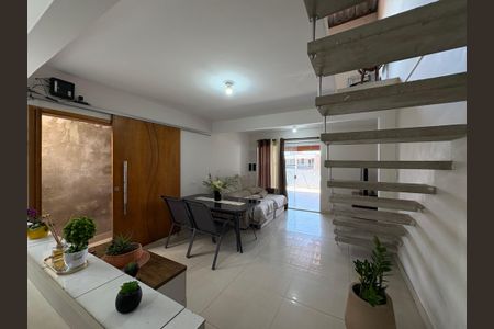 Casa à venda com 112m², 2 quartos e 2 vagasSala