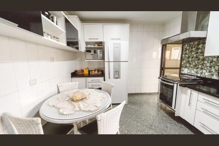 Apartamento à venda com 150m², 4 quartos e 3 vagas Apartamento à venda com 150m², 4 quartos e 3 vagasCozinha