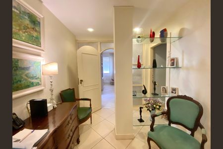 Apartamento para alugar com 250m², 3 quartos e sem vaga Apartamento para alugar com 250m², 3 quartos e sem vagaCorredor